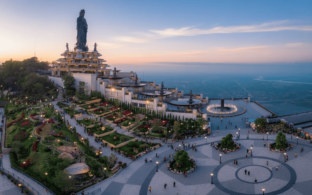 Nếu du lịch Tây Ninh ngắn ngày, hãy đưa Núi Bà Đen vào danh sách hành trình của bạn